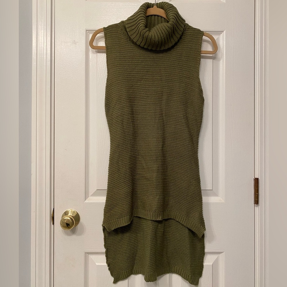 REVERSE. Size S/M. Sleeveless Turtleneck Sweater. Side Zippers. 💚